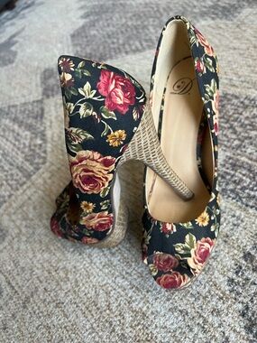 Floral Print Peep Toe High Heels - Black with Red Rose Pattern